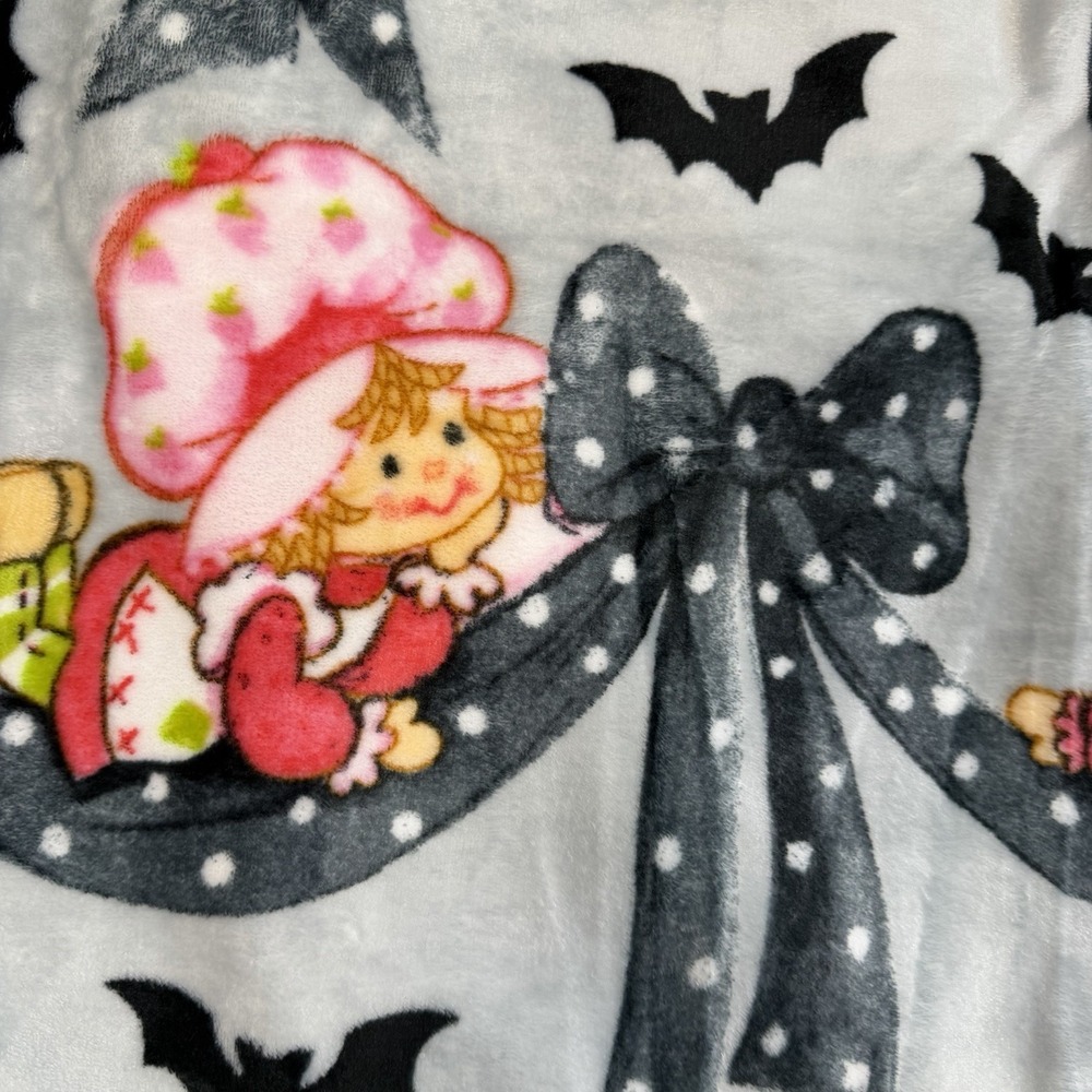 Strawberry Shortcake Halloween Soft Plush Throw Blanket 50x70 Pink Black NWT